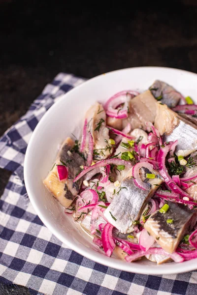 Trozos Cebolla Trozos Arenque Pescado Salado Escabeche Mariscos Frescos Listos —  Fotos de Stock