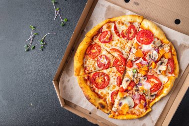 Pizza karışımı farklı pizza türleri bir kutu taze porsiyonda hazır yemek atıştırmalığı için masa başı yiyecek arka planda kırsal alanda. en üstteki görünüm