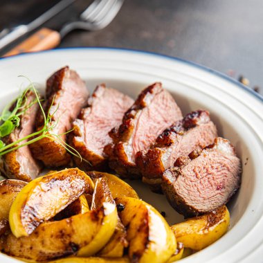 Ördek göğsü ve garnitür ikinci tabak taze porsiyon yemek için hazır yemek fotokopisi arka plan kırsalında. üst görünüm keto veya paleo diyeti 