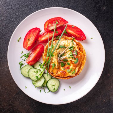 Omlet sebzeler kızarmış yumurta taze kahvaltı salatası domates, salatalık taze porsiyon masada atıştırmaya hazır sebzeler. 