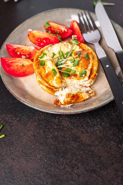 Omelett Grönsaker Stekta Ägg Färsk Frukost Sallad Tomat Gurka Färsk — Stockfoto