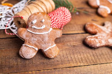 Zencefilli kurabiyeler, yeni yıl tatlıları tatlı tatlı zencefilli tarçınlı adam, zencefilli taze zencefilli kurabiye, masa başında atıştırmalık yemek için hazır.