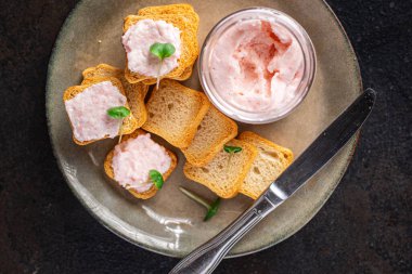 Smorrebrod deniz ürünleri sandviçi. Balık ezmesi. Ekmek üzerine karides, capelin havyarı. 