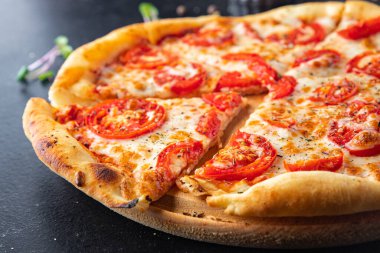 Pizza margarita domates, peynir, domates sosu, hamur italyan yemeği taze porsiyon yemek için sofrada hazır. en üstteki görünüm