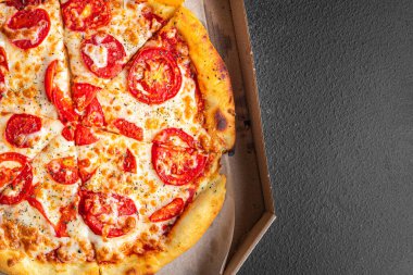 Pizza margarita domates, peynir, domates sosu, hamur italyan yemeği taze porsiyon yemek için sofrada hazır. en üstteki görünüm