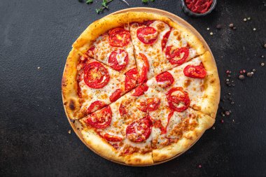 Pizza margarita domates, peynir, domates sosu, hamur italyan yemeği taze porsiyon yemek için sofrada hazır. en üstteki görünüm