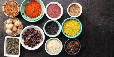 farklı baharatlar baharat karışımı keskin ve baharatlı bitkiler, zemin baharat taze porsiyon yemek için hazır masa fotokopisi uzay yiyecek arka plan kırsal üst görünüm