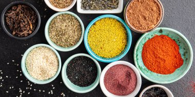 farklı baharatlar baharat karışımı keskin ve baharatlı bitkiler, zemin baharat taze porsiyon yemek için hazır masa fotokopisi uzay yiyecek arka plan kırsal üst görünüm