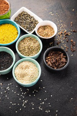 farklı baharatlar baharat karışımı keskin ve baharatlı bitkiler, zemin baharat taze porsiyon yemek için hazır masa fotokopisi uzay yiyecek arka plan kırsal üst görünüm