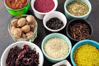 farklı baharatlar baharat karışımı keskin ve baharatlı bitkiler, zemin baharat taze porsiyon yemek için hazır masa fotokopisi uzay yiyecek arka plan kırsal üst görünüm