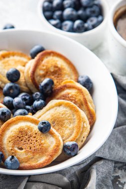 gözlemeler Blueberrie berrie taze kahvaltı tatlı tatlı tatlı sofrada atıştırmalık yemek fotokopisi uzay yemeği arka plan kırsal üst manzara