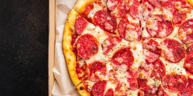 Pizza salamı ya da pepperoni sosisi, peynir, domates sosu, hamur taze porsiyon yemek için hazır. en üstteki görünüm