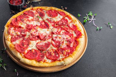 Pizza salamı ya da pepperoni sosisi, peynir, domates sosu, hamur taze porsiyon yemek için hazır. en üstteki görünüm