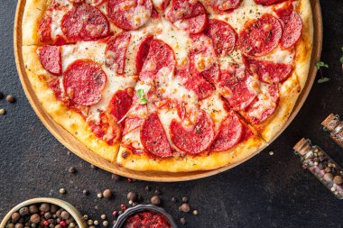 Pizza salamı ya da pepperoni sosisi, peynir, domates sosu, hamur taze porsiyon yemek için hazır. en üstteki görünüm