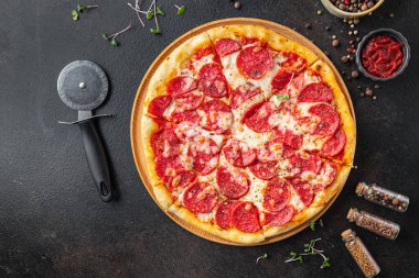 Pizza salamı ya da pepperoni sosisi, peynir, domates sosu, hamur taze porsiyon yemek için hazır. en üstteki görünüm