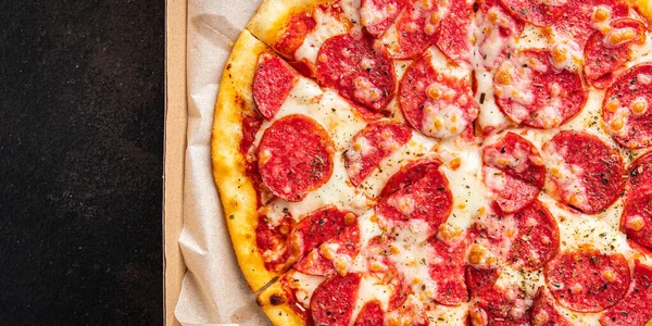 Pizza Szalámi Vagy Pepperoni Kolbász Sajt Paradicsom Mártással Tészta Friss — Stock Fotó