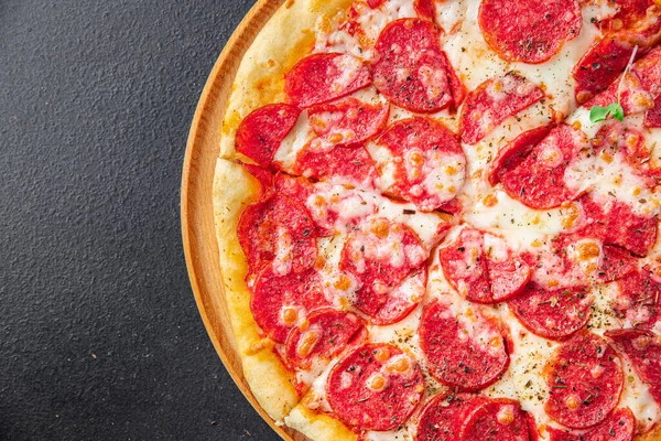 Pizza salamı ya da pepperoni sosisi, peynir, domates sosu, hamur taze porsiyon yemek için hazır. en üstteki görünüm