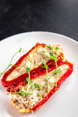 Biber doldurulmuş sebze et domuz eti, et ya da tavuk eti sebze. Masada atıştırmalık yemek için hazır. Fotokopi, arka plan yemeği, kırsal keto veya paleo diyeti. 