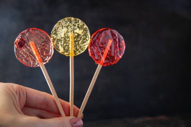 Lolipop şeffaf tatlı karamel şekeri çubuk tatlı el yapımı taze porsiyon yemek için hazır sofrada fotokopi uzayı arka plan kırsal manzarası