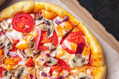 Vejetaryen pizza, sebze, domates, biber, soğan, mantar, mısır taze porsiyon fotokopi masasında atıştırmaya hazır. 