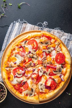 Vejetaryen pizza, sebze, domates, biber, soğan, mantar, mısır taze porsiyon fotokopi masasında atıştırmaya hazır. 