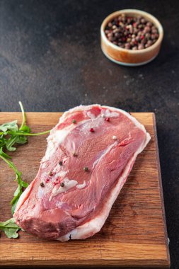 Ördek göğsü kanatlı çiğ et taze porsiyon. Masada yemek için hazır. Fotokopi odası arka planında. 