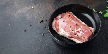 Ördek göğsü kanatlı çiğ et taze porsiyon. Masada yemek için hazır. Fotokopi odası arka planında. 