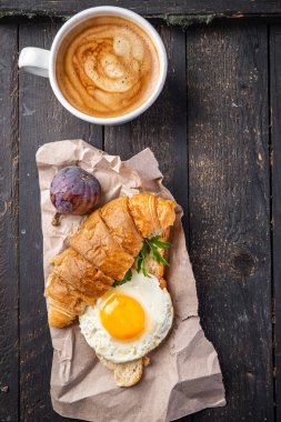 Kahvaltı sahanda yumurta ve bir fincan kahve sıvı yumurta sarısı taze porsiyon fotokopi makinesinin arka planında atıştırmaya hazır. Top view keto veya paleo diyet vejetaryen veya vejetaryen