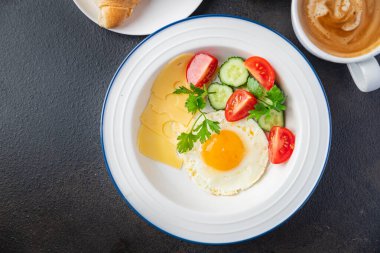 Kahvaltı sahanda yumurta ve bir fincan kahve sıvı yumurta sarısı taze porsiyon fotokopi makinesinin arka planında atıştırmaya hazır. Top view keto veya paleo diyet vejetaryen veya vejetaryen