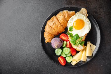 Kahvaltı sahanda yumurta ve bir fincan kahve sıvı yumurta sarısı taze porsiyon fotokopi makinesinin arka planında atıştırmaya hazır. Top view keto veya paleo diyet vejetaryen veya vejetaryen