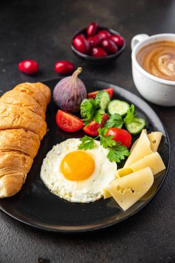 Kahvaltı sahanda yumurta ve bir fincan kahve sıvı yumurta sarısı taze porsiyon fotokopi makinesinin arka planında atıştırmaya hazır. Top view keto veya paleo diyet vejetaryen veya vejetaryen