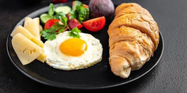 Kahvaltı sahanda yumurta ve bir fincan kahve sıvı yumurta sarısı taze porsiyon fotokopi makinesinin arka planında atıştırmaya hazır. Top view keto veya paleo diyet vejetaryen veya vejetaryen