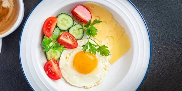 Desayuno Huevos Fritos Una Taza Café Yema Huevo Líquido Porción —  Fotos de Stock