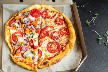 Pizza karışımı farklı pizza çeşitleri kutuda taze fast food yemek için hazır sofrada fotokopi uzayı arka plan kırsalında. 