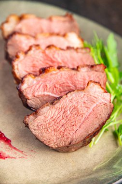 Ördek göğsü eti ve garnitür tavuklu meze. Masanın üzerinde atıştırmalık yemek için hazır. 