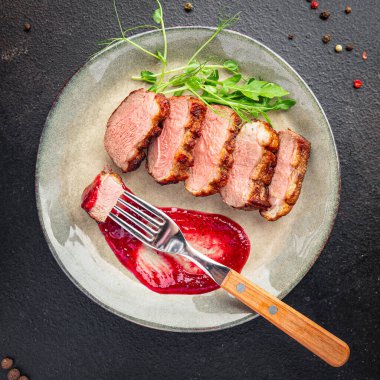 Ördek göğsü eti ve garnitür tavuklu meze. Masanın üzerinde atıştırmalık yemek için hazır. 