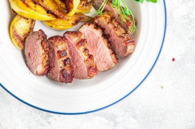 Ördek göğsü eti ve garnitür tavuklu meze. Masanın üzerinde atıştırmalık yemek için hazır. 