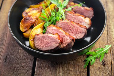 Ördek göğsü eti ve garnitür tavuklu meze. Masanın üzerinde atıştırmalık yemek için hazır. 