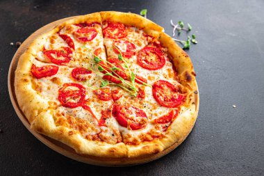 Pizza margarita domates, peynir, mozzarella, domates sosu, hamur İtalyan yemeği taze vejetaryen yemeği hazır yemek için masa arkasında uzay yemeği fotokopisi. 
