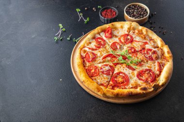 Pizza margarita domates, peynir, mozzarella, domates sosu, hamur İtalyan yemeği taze vejetaryen yemeği hazır yemek için masa arkasında uzay yemeği fotokopisi. 
