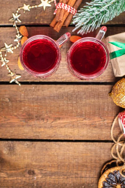 マルドワインクリスマスは新年を祝う居心地の良い新鮮な熱い飲み物甘い飲み物テーブルの上のスナックコピースペースフード背景素朴な — ストック写真