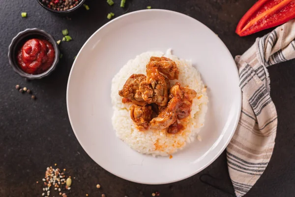 Curry Reis Fleisch Huhn Gewürze Tomatensauce Mahlzeit Snack Auf Dem — Stockfoto