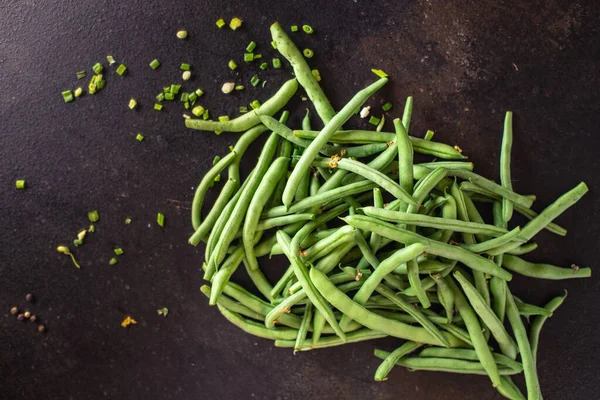 绿豆新鲜有机食品小吃桌上仿制太空食品背景蔬菜素食主义者或素食主义者 — 图库照片