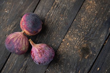 İncirler taze taze meyve porsiyonları sofrada atıştırmaya hazır. Fotokopi uzayı arka planında kırsal alanda. Top view keto ya da paleo diyet vejetaryen ya da vejetaryen yemekleri
