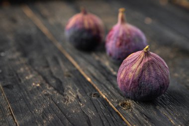 İncirler taze taze meyve porsiyonları sofrada atıştırmaya hazır. Fotokopi uzayı arka planında kırsal alanda. Top view keto ya da paleo diyet vejetaryen ya da vejetaryen yemekleri