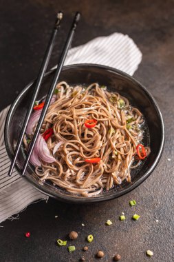 Soba karabuğday eriştesi taze ikinci tabak porsiyon yemek aperatifi masa fotokopisi arka plan kırsalında. Vejetaryen ya da vejetaryen yemekleri