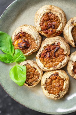 Mantar doldurulmuş et mantarı fırında domuz eti, tavuk ya da hindi yemeği masada fotokopi, arka plan kırsal keto ya da paleo diyeti. 