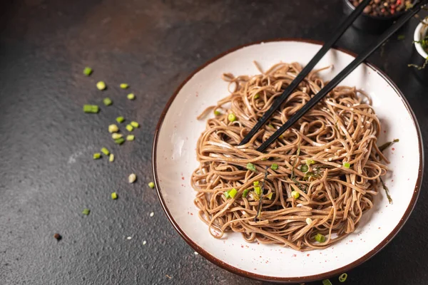 Soba Bovete Nudlar Färska Andra Rätters Portion Måltid Mellanmål Bordet — Stockfoto