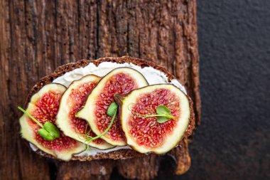 İncirli sandviç, krem peynirli sağlıklı kahvaltı taze porsiyon yemek için hazır yemek fotokopisi arka plan kırsalında. Top view keto ya da paleo diyet vejetaryen ya da vejetaryen yemekleri