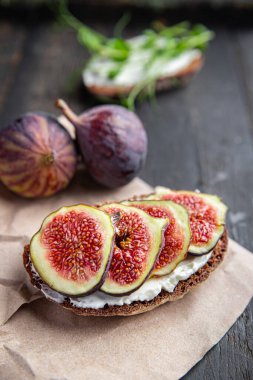 İncirli sandviç, krem peynirli sağlıklı kahvaltı taze porsiyon yemek için hazır yemek fotokopisi arka plan kırsalında. Top view keto ya da paleo diyet vejetaryen ya da vejetaryen yemekleri